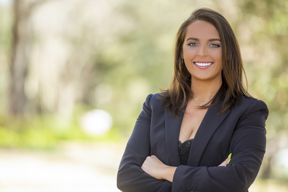 Natural light professional headshot taken in Houston—ideal for corporate profiles, LinkedIn, and branding.
