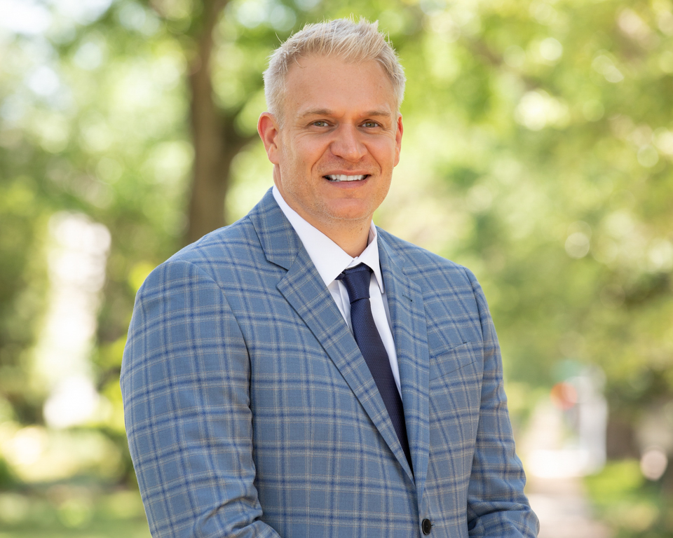 Business headshot photographer Houston capturing a professional executive portrait outdoors